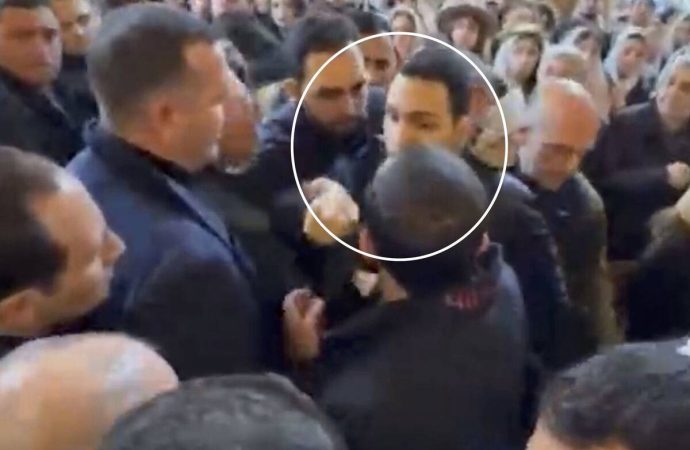 Paşinyan’a kilisedeki ayinde saldırdılar