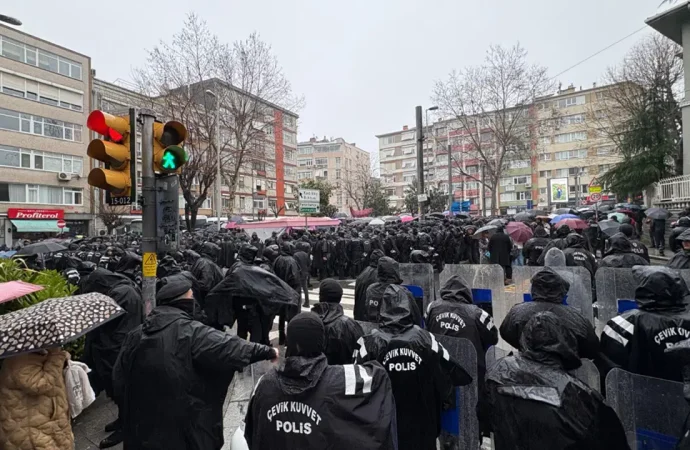 Polis ablukası altında gazeteci eylemi