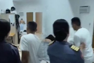 Tuhaf bir haber: Aldatılan adam polisi yanına alıp karısını yatakta basmış