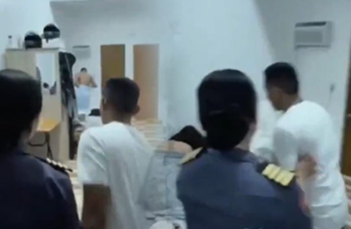 Aldatılan adam polisi yanına alıp karısını yatakta bastı