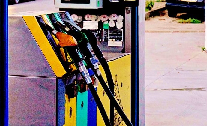 Avustralya akaryakıt vergisini yüzde 50 indirdi