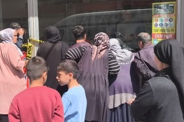 Cep telefonu dükkanında kanlı infaz: Kaskla girip başından vurdu