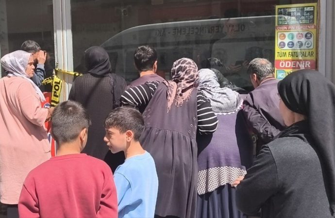 Cep telefonu dükkanında kanlı infaz: Kaskla girip başından vurdu