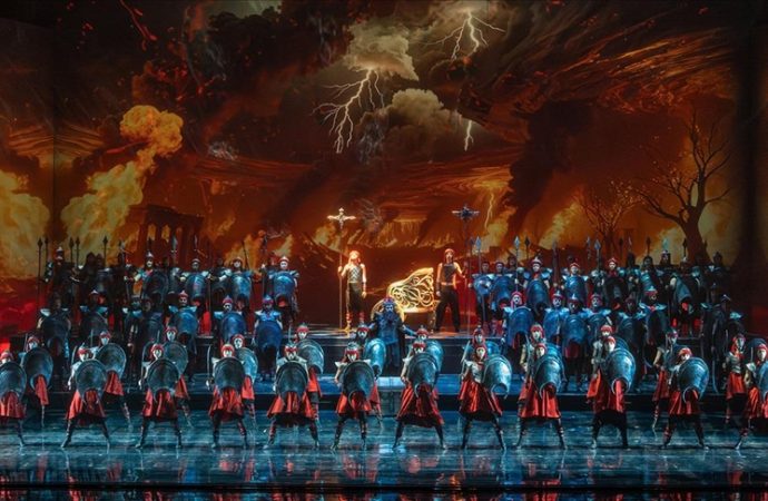 “Edusa” prömiyerini yaptı