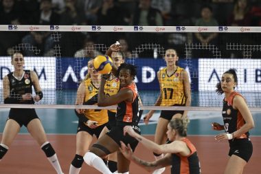 VakıfBank seride öne geçti