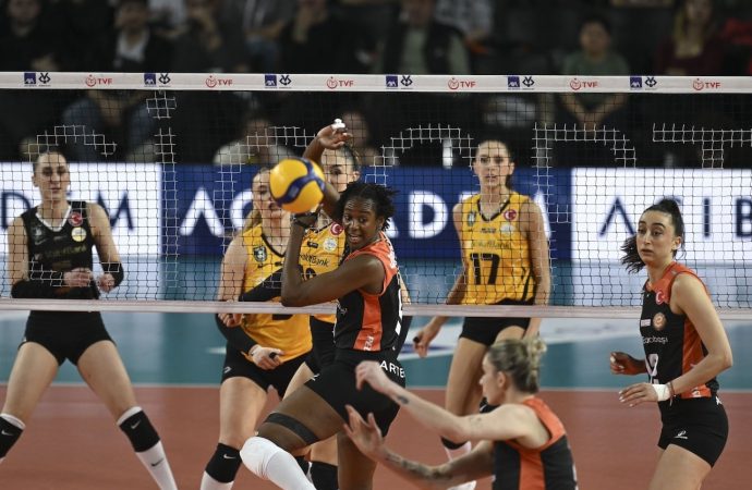 VakıfBank seride öne geçti