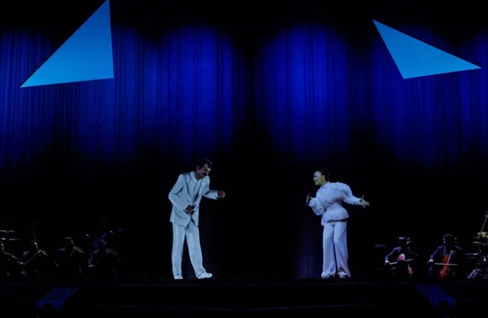 5G sunumunda sahnede sanal Müslüm Gürses vardı