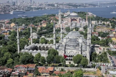 Körfez’in Güvenli Limanı Sarsılırken: İstanbul İçin Bir Fırsat mı?