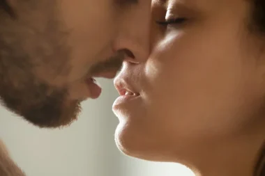 Öpüşme vakti ve tükürük nakli üzerine inci dizdim