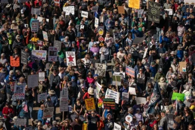 Amerika’da milyonlar Trump’a karşı protestodaydı: Kral istemiyoruz!