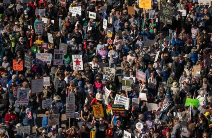Amerika’da milyonlar Trump’a karşı protestodaydı: Kral istemiyoruz!