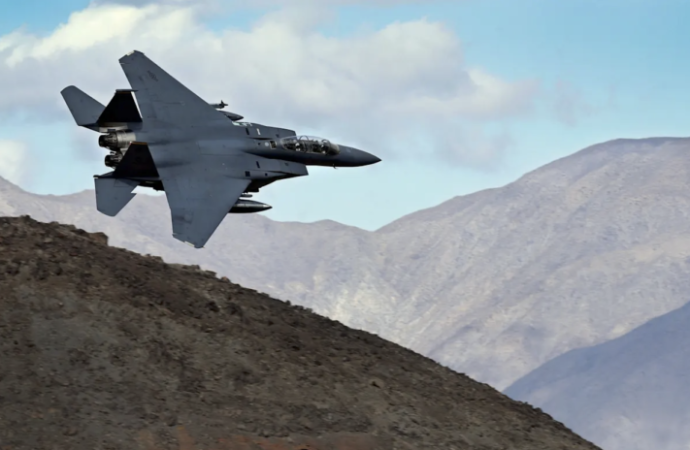 Trump tehdit yağdırırken ABD kayıp pilotu bulmaya çalışıyor