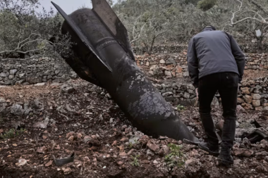 Batılı uzmanlar merak ediyor: İran nasıl oluyor da hala füze atabiliyor?