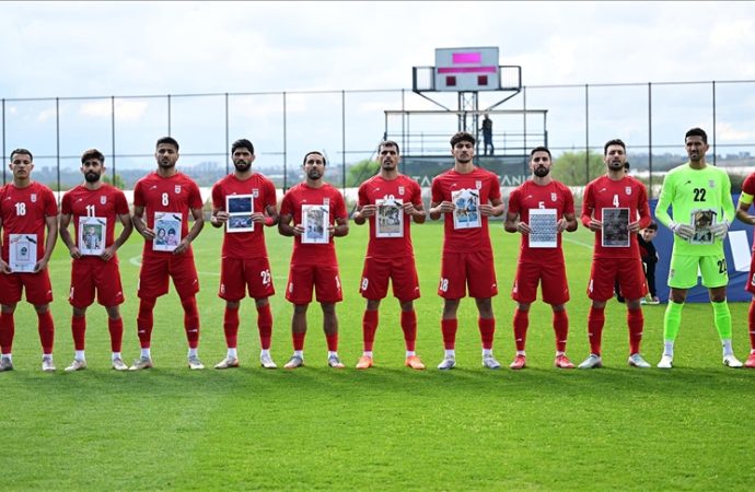 İran Milli Takımı, Kosta Rika maçı öncesi savaşta hayatını kaybeden çocukları andı