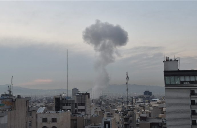 İran basını: ABD Tahran’da kendi eski büyükelçiliğini vurdu