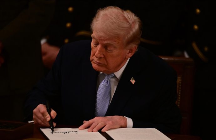 Trump postayla oy kullanmayı sıkılaştıran kararnameyi imzaladı