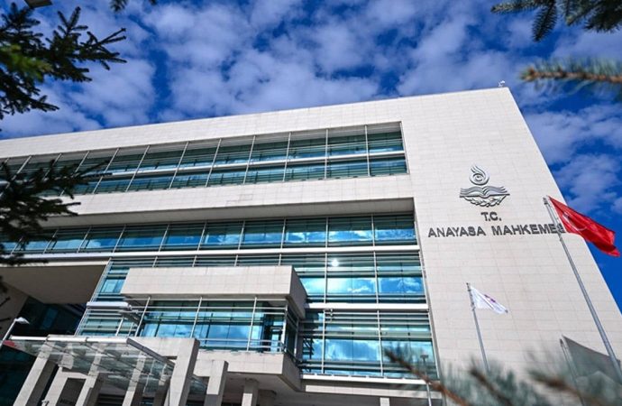 AYM isim değişikliğinin ilanını zorunlu kılan düzenlemeyi iptal etti