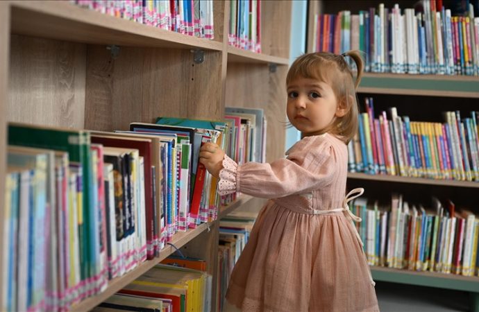 Bir aylıkken üye oldu, bir yaşını geçti, şimdi her gün kütüphanede