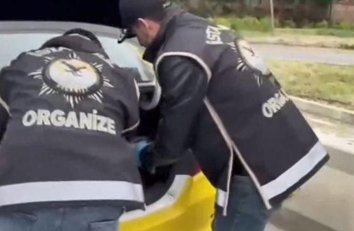 Taksi bagajında yüzü aşkın tabanca ve silah aksamı ele geçti