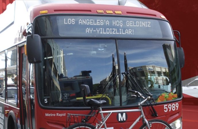 Los Angeles’ta otobüslere “Hoş geldiniz Ay Yıldızlılar” yazıldı