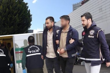 Yeni doğan bebeğinin fotoğrafını paylaştı, kardeşleri hastaneyi bastı