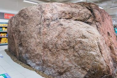 Çok değerli dendi: Kayayı kaldırmayıp marketi onun çevresine inşa ettiler