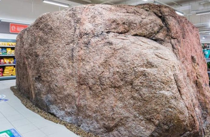 Çok değerli dendi: Kayayı kaldırmayıp marketi onun çevresine inşa ettiler