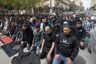 İsrail açmadı: Filistinliler cuma’yı yine Mescid-i Aksa çevresinde kıldı