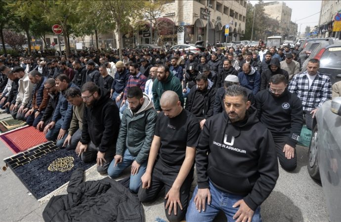 İsrail açmadı: Filistinliler cuma’yı yine Mescid-i Aksa çevresinde kıldı