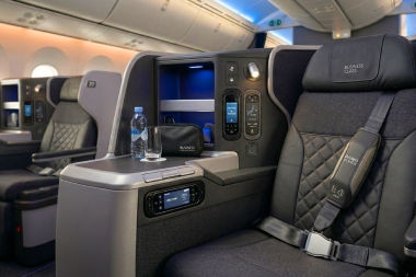 Uçaktaki pahalı koltuğun sırrı: Konfordan çok hava yastığı