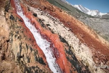 Koca vadi fermuarla ikiye ayrılmış gibi