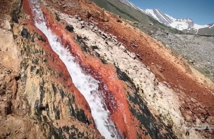 Koca vadi fermuarla ikiye ayrılmış gibi