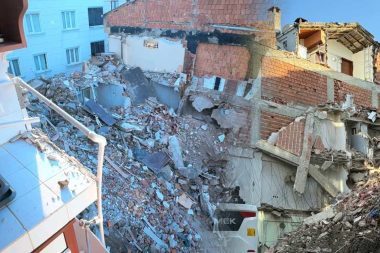 Kentsel dönüşüm kepçesi vuruldu, komşu apartman duvarsız kaldı