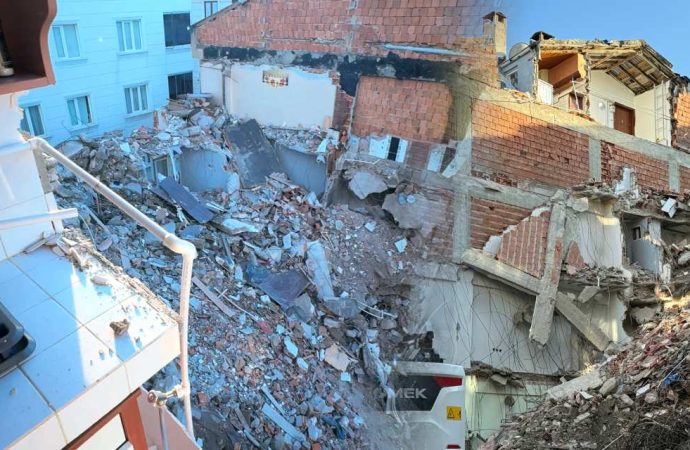 Kentsel dönüşüm kepçesi vuruldu, komşu apartman duvarsız kaldı