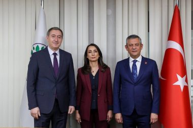 Özgür Özel DEM Parti’yi ziyaret etti: Ara seçim için 22 milletvekilinin istifasına gerek yok