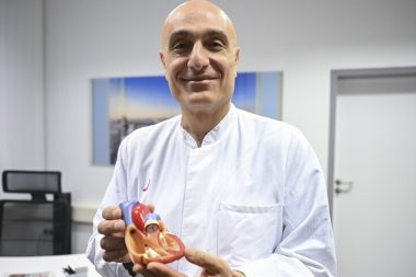 Gurbatçı doktorun cesareti alkışlandı: Yeni geliştirilen kalp kapakçığını ilk o kullandı