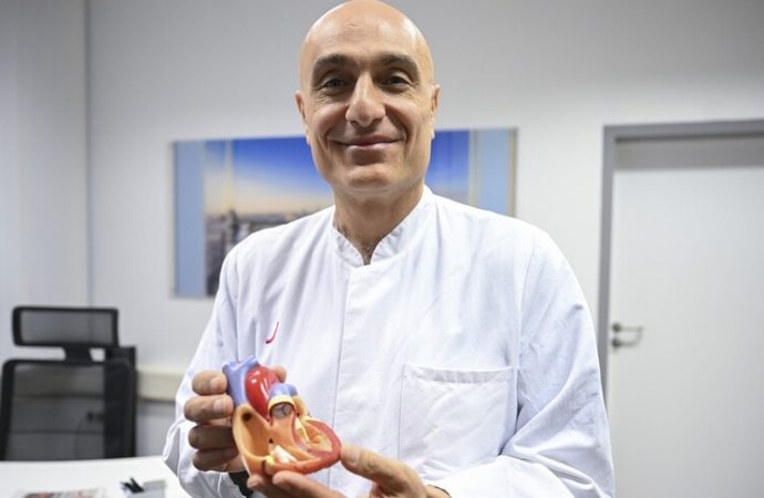 Gurbetçi doktorun cesareti alkışlandı: Yeni geliştirilen kalp kapakçığını ilk o kullandı