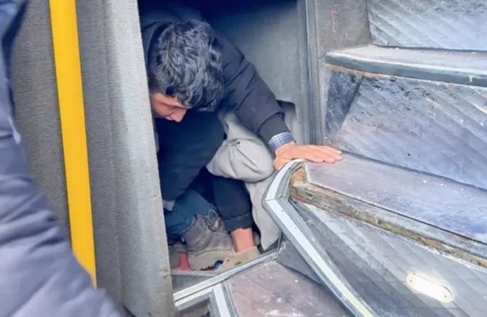 Otobüs bomboştu, ama bagajından 53 kaçak göçmen çıktı