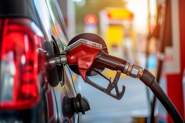 Akaryakıtta gece yarısı depremi: Motorine dev zam!