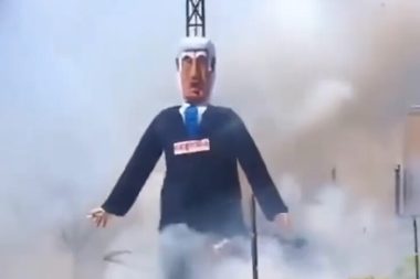 Geleneğe göre ‘kötülük’ yakılacaktı, o kötülük kolayca bulundu: Netanyahu’nun kuklası yakıldı