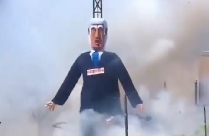 Geleneğe göre ‘kötülük’ yakılacaktı, o kötülük kolayca bulundu: Netanyahu’nun kuklası yakıldı