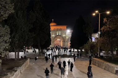 Mescid-i Aksa 41 gün sonra ibadete açıldı