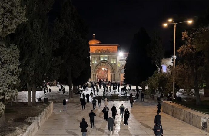 Mescid-i Aksa 41 gün sonra ibadete açıldı