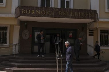 Bornova Belediye Başkanı Eşki dahil dört kişi gözaltında