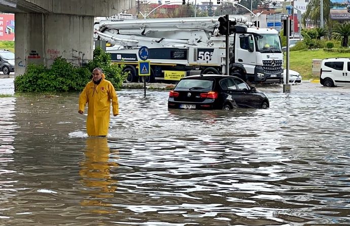 Sağanak yağış ve kar geliyor: Bakanlıktan sel uyarısı