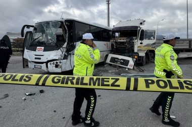 İşçi servisiyle tır çarpıştı: 12 kişi yaralandı