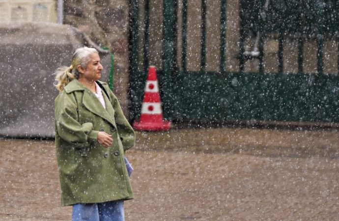 Ankara’da nisanda kar, İstanbul’da dolu yağdı