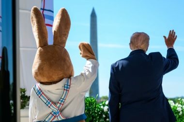 Trump dönüp dönüp dünkü yandaşı Tucker Carlson’a vuruyor: Deli, baş belası, ezik…