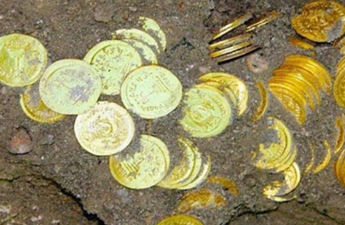 Ormanda yürürken hazine buldular: Osmanlı altın sikkesi de var