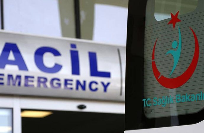 Traktör devrildi, yaşlı çif ve oğulları hayatını kaybetti